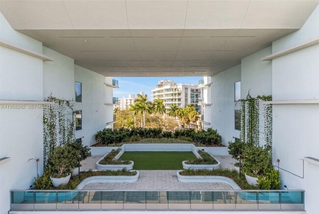 Building Photo - 9221 E Bay Harbor Dr