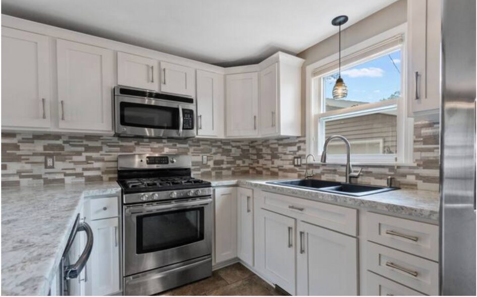 Building Photo - 1071 Kenwood St