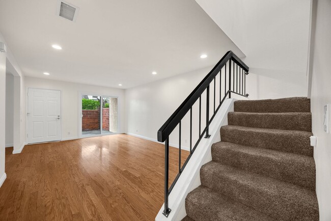 Building Photo - Newly updated 3 bed / 1.5 bath townhome in the desirable Sherwood Village