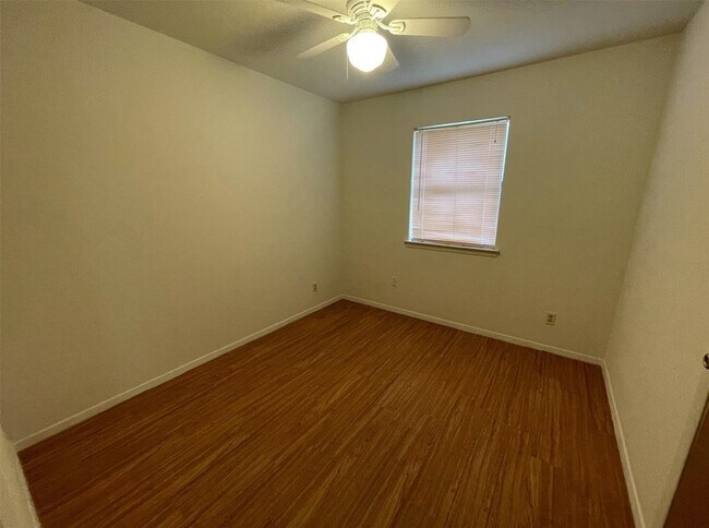 Building Photo - 204 Cedar Ln