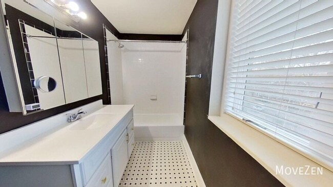 Building Photo - 2425 Vail Ave