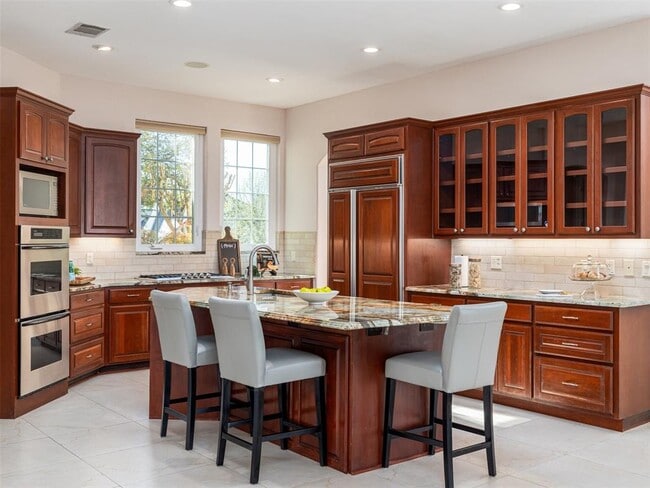 Building Photo - 9805 Big View Dr