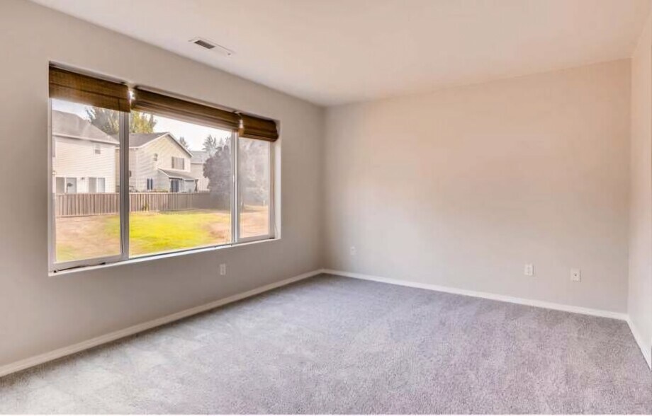 Primary bedroom - 5143 NE Schoeler Cir