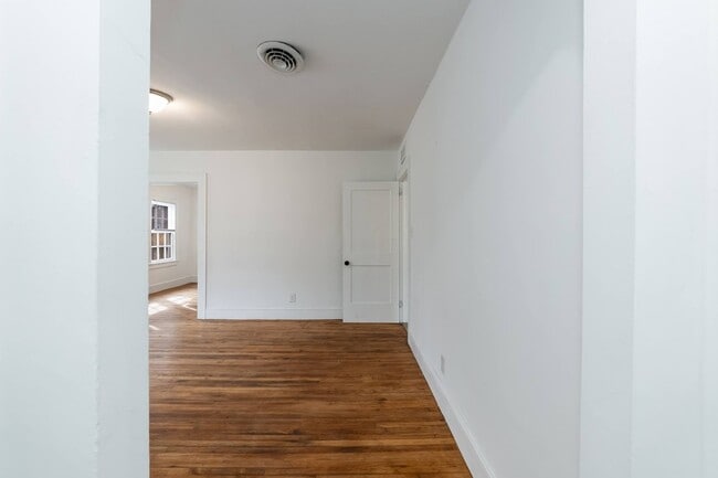 Building Photo - 3 Bed/2 Bath with a great back yard!