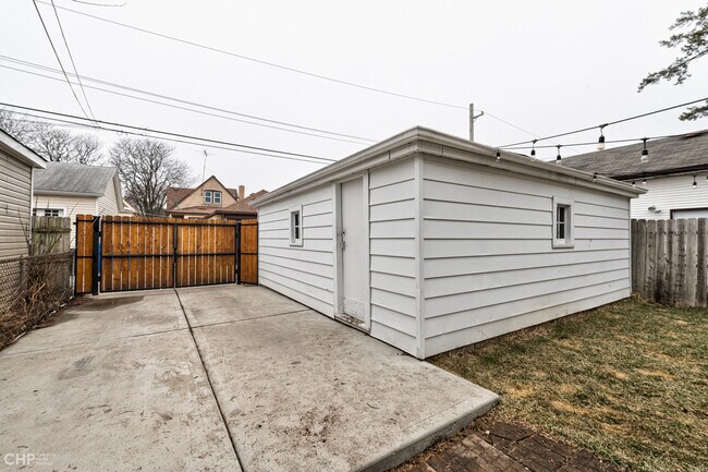 Building Photo - 2822 N Nordica Ave