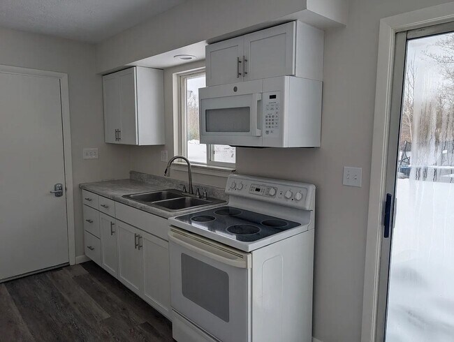 Building Photo - 2895 Spring Hill Dr