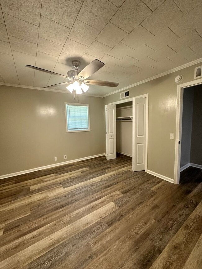 Building Photo - 3 Bed 2 Bath Brick Home with Additional Living Space - Newly Renovated