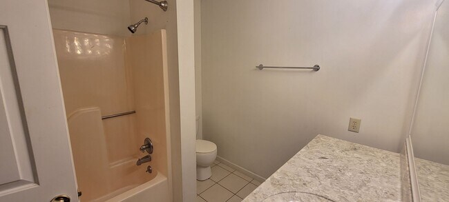 Building Photo - Knoxville 37923 - 2 bed 2.5 bath condo - c...