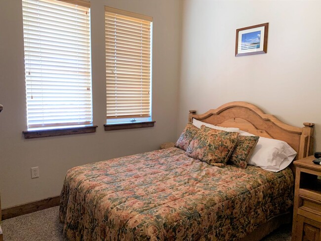Building Photo - Perfectly Located Crestview Condo - Fully ...