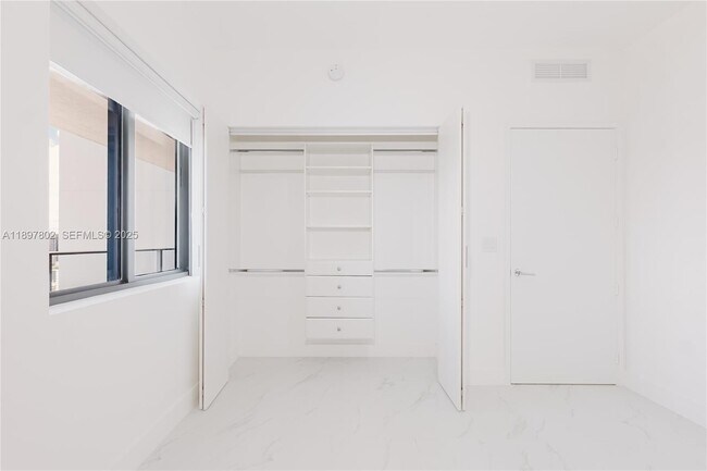 Building Photo - 700 NE 24th St