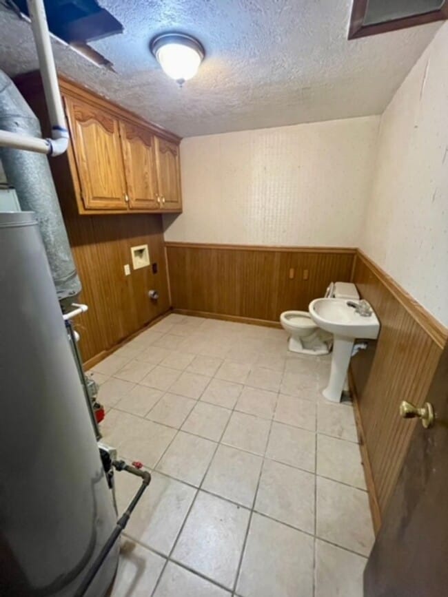 Building Photo - 3839 N Stewart Ave