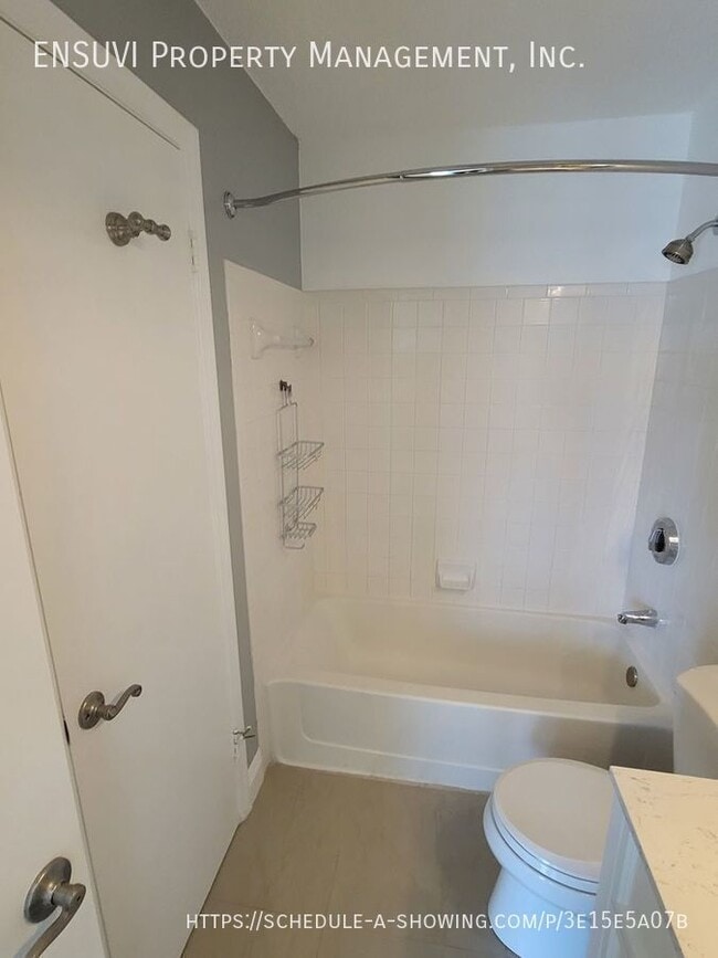 Building Photo - 9481 Highland Oak Dr