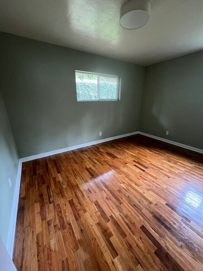 Building Photo - Updated 3 Bedroom & 1 Bath located on dead end street!