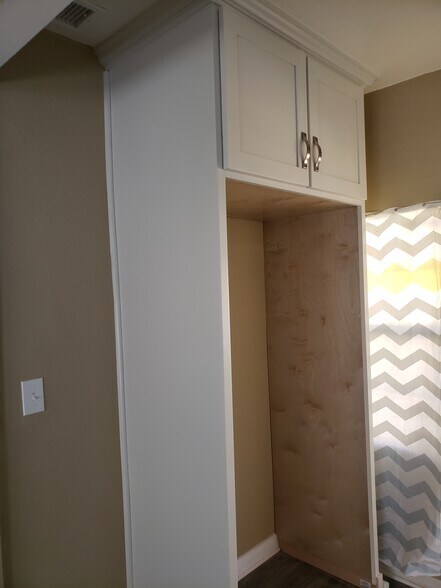 Building Photo - 8038 De Garmo Ave