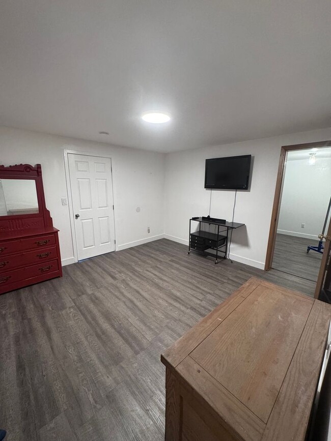 Building Photo - Beautiful 2 Bedroom, 1 Bath, 3 Car Garage ...