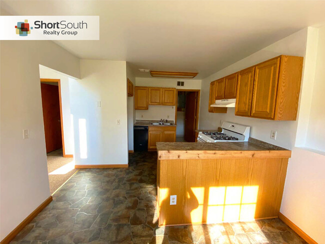 Building Photo - 4Bed/2Bath $1700/mth, FREE 50" NEW FLAT SC...