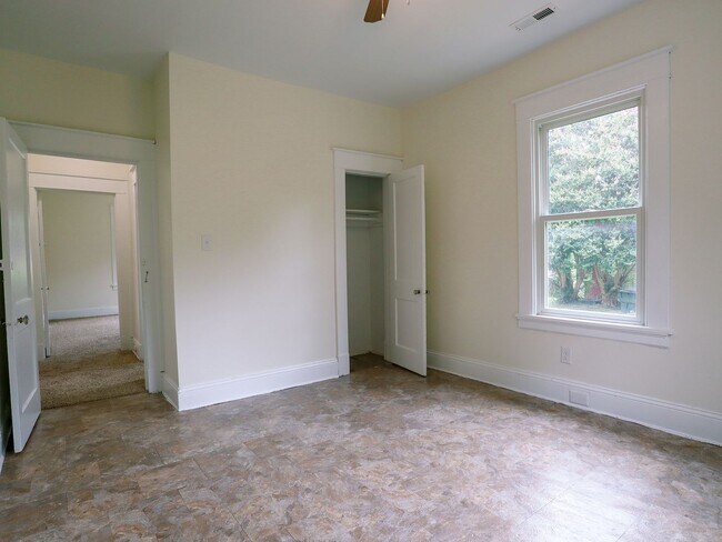Building Photo - Affordable 2BR Home with Recent Updates – ...