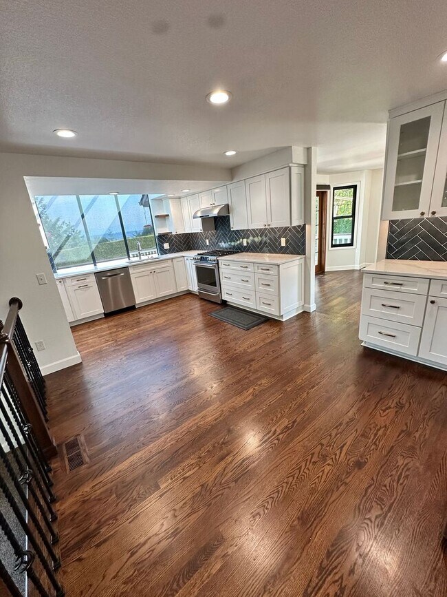Building Photo - Stunning large 3 bedroom home in West Aubu...
