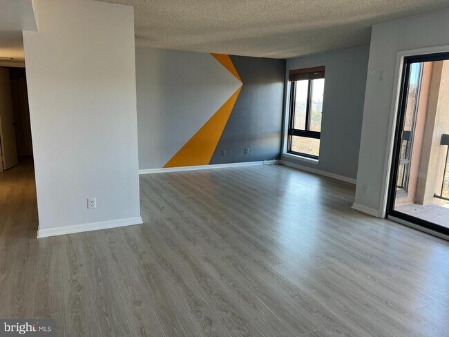 Building Photo - 807 N Howard St