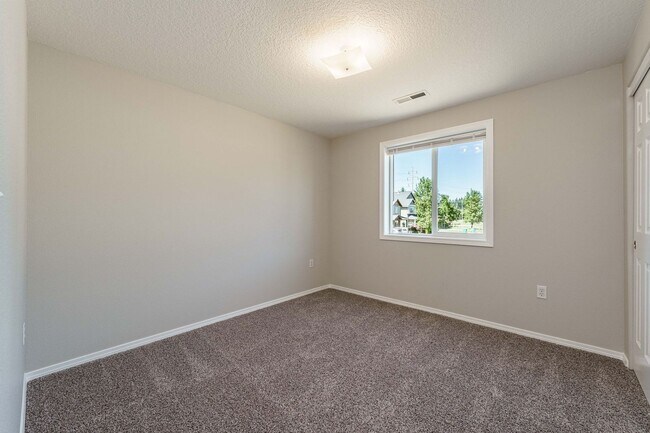 Building Photo - Your Next Home Awaits! 4BR/2.5BA with Fenc...