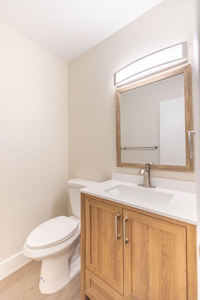 Building Photo - 114 S Lakeside Dr