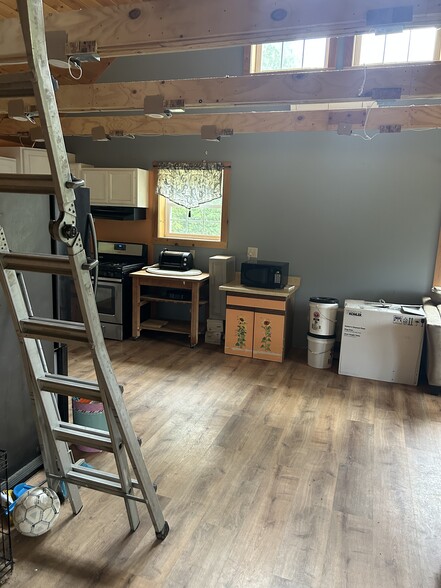 Building Photo - 20 Therese Ln