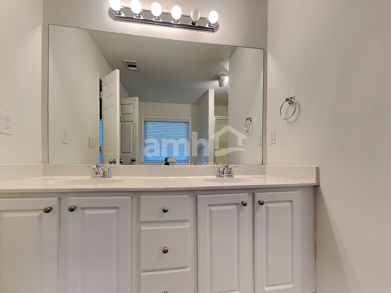 Building Photo - 277 Springs Xing