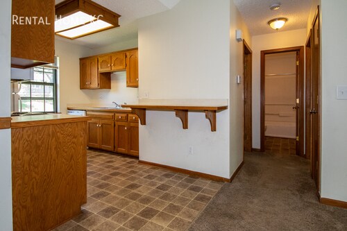 Building Photo - 3-bed 2-full-bath Duplex w/Double Garage  ...