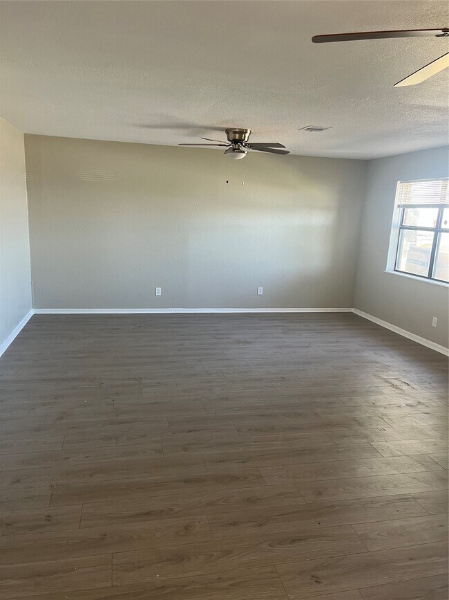 Building Photo - 402 Thompson Dr