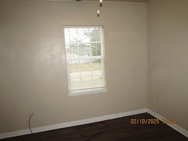 Building Photo - New listing! 3 bedrooms/1 bath/garage with carport