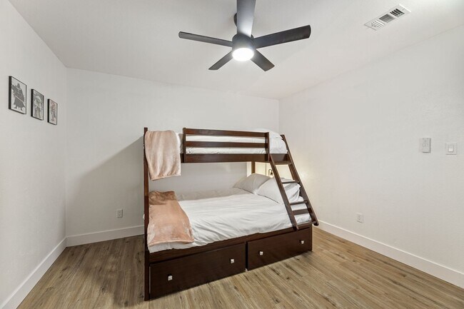 Building Photo - READY FOR MOVE IN NOW!