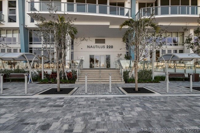 Building Photo - 220 Lake Shore Dr