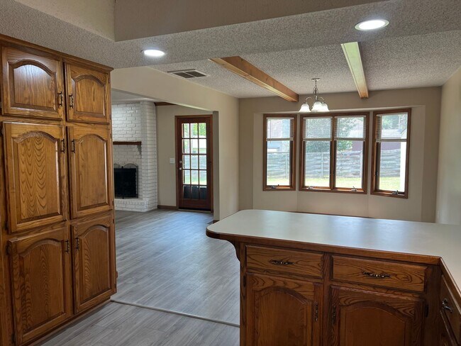 Building Photo - 3 Bed / 2 Bath in south Central Springfield