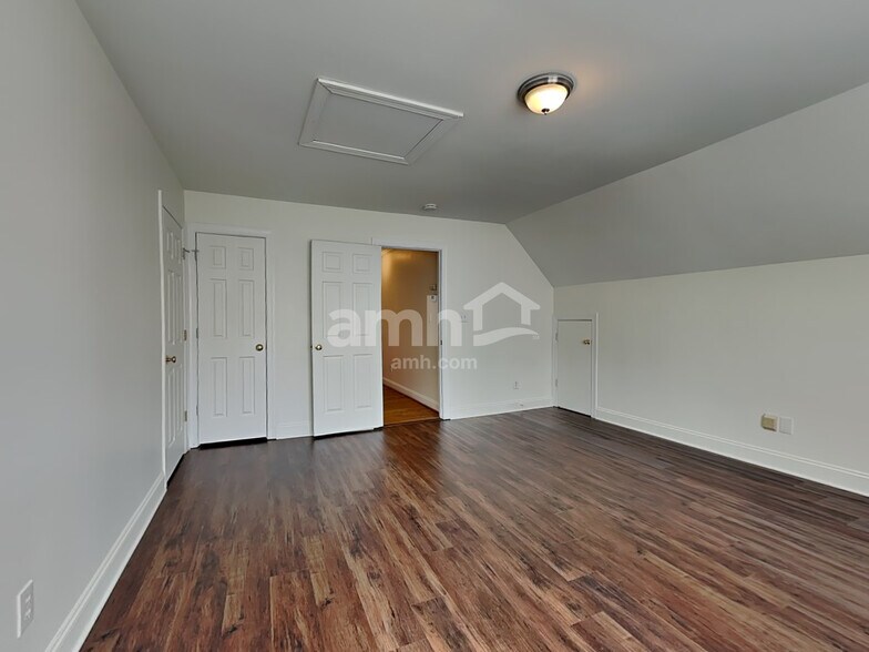 Building Photo - 2402 Clovelly Ct