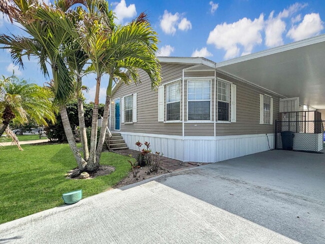 Building Photo - Charming Coastal Retreat in Ridgeway | Fenced Yard + Garage | Hobe Sound
