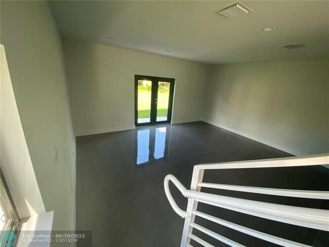 Building Photo - 5613-5615 Polk St
