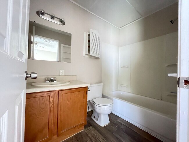 Building Photo - 2 Bedroom 2 Bath Apartment w/ Washer and Dryer Connections