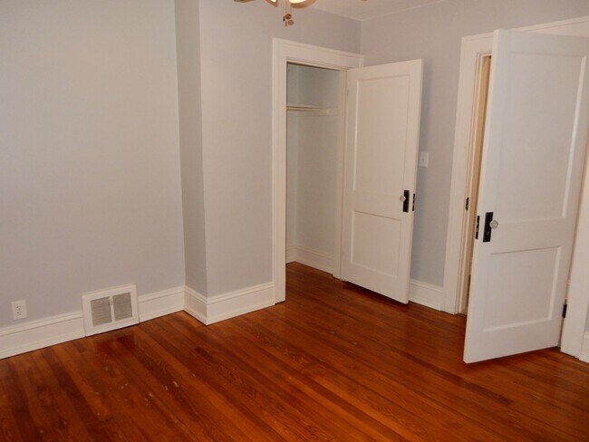 Building Photo - Grandin Court Foursquare convenient to SW ...