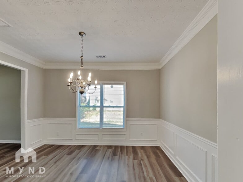 Building Photo - 2250 Village Green Dr