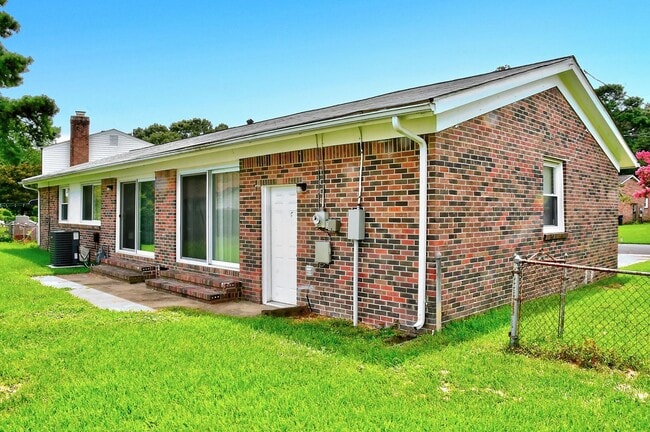Building Photo - FOR RENT -  BRICK RANCH
