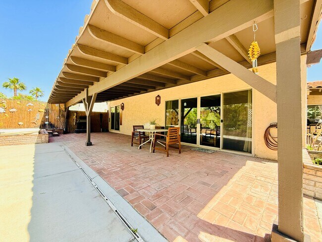 Building Photo - Available August 1st! Beautiful fully furnished single-story home located in the prestigious Span...