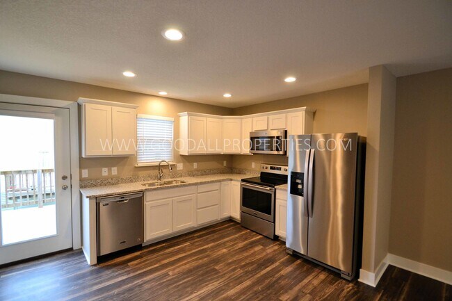 Building Photo - 2-Bedroom, 2.5-Bath Townhome in Urbandale with a 2-Car Attached Garage