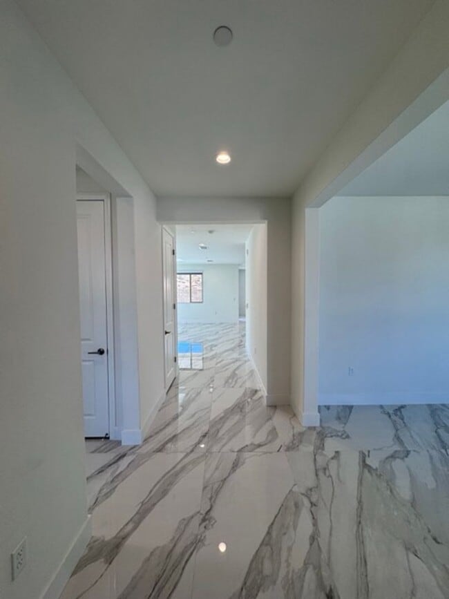 Building Photo - Spacious 5BD/3BA Home with Loft, Solar & B...