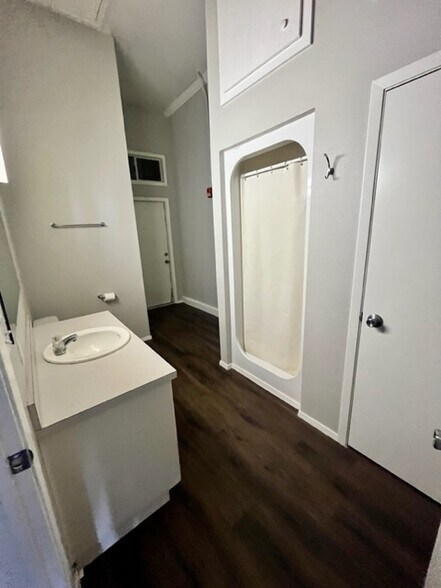 Building Photo - 609 W Main St