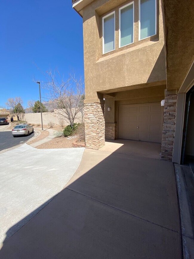 Building Photo - Beautiful 4 bedroom 3.75 bath in gated com...