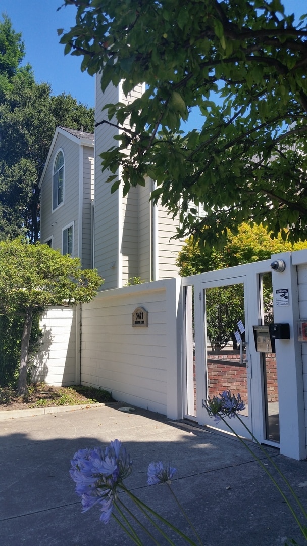Building Photo - Beautiful, Spacious Condo in Excellent Location!