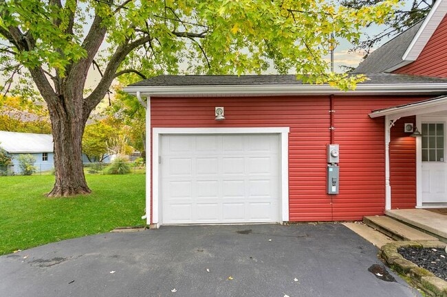 Building Photo - 349 S Chillicothe St