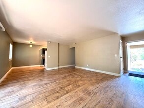 Building Photo - Beautiful Updated 2 Bedroom 1 Bathroom in Auburn