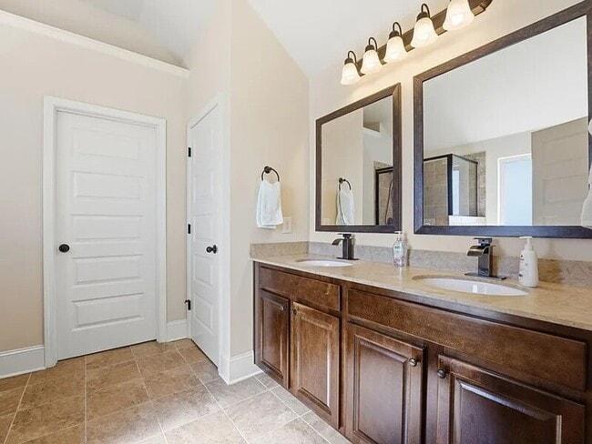 Building Photo - 8 Hillfoots Ct