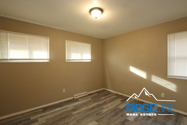 Building Photo - East-End Home with Large Garage for Lease!